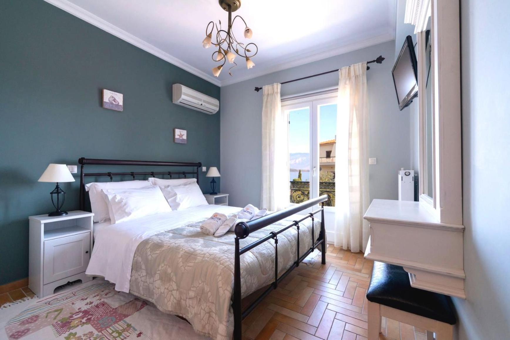 Nautilus Luxury Suites Galaxidi Exterior photo